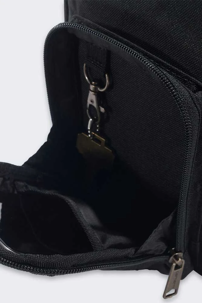 Pacsafe Carhartt rankinė per petį su užtrauktuku, juoda