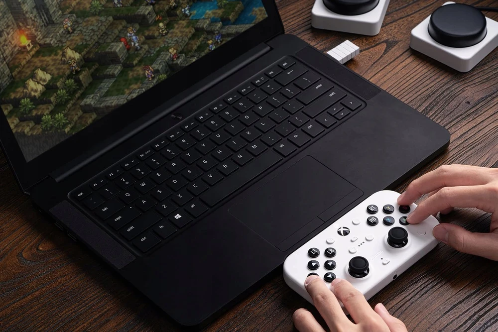 8BitDo Lite SE 2.4G belaidis valdiklis „XBOX“ | Balta