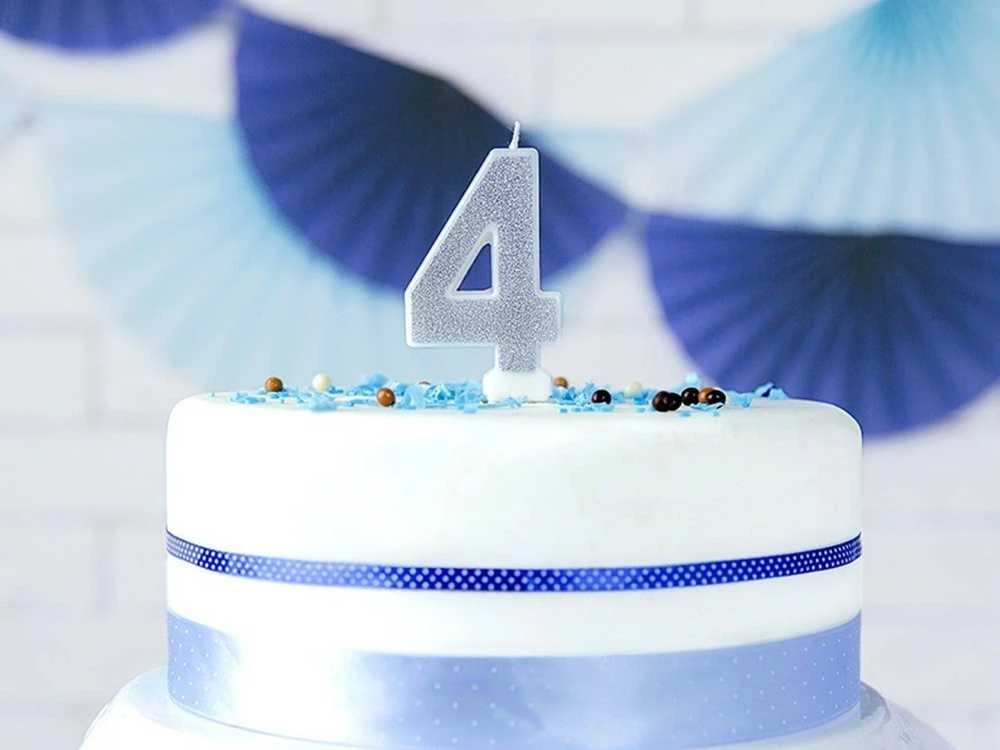 PartyDeco Gimtadienio žvakutė nr 4 sidabrinė blizganti 7cm