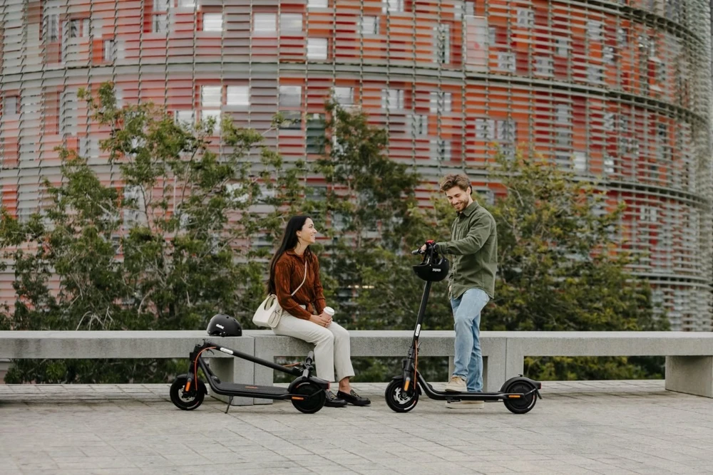Elektrinis paspirtukas Ninebot by Segway Kickscooter F2 Pro E, Juodas