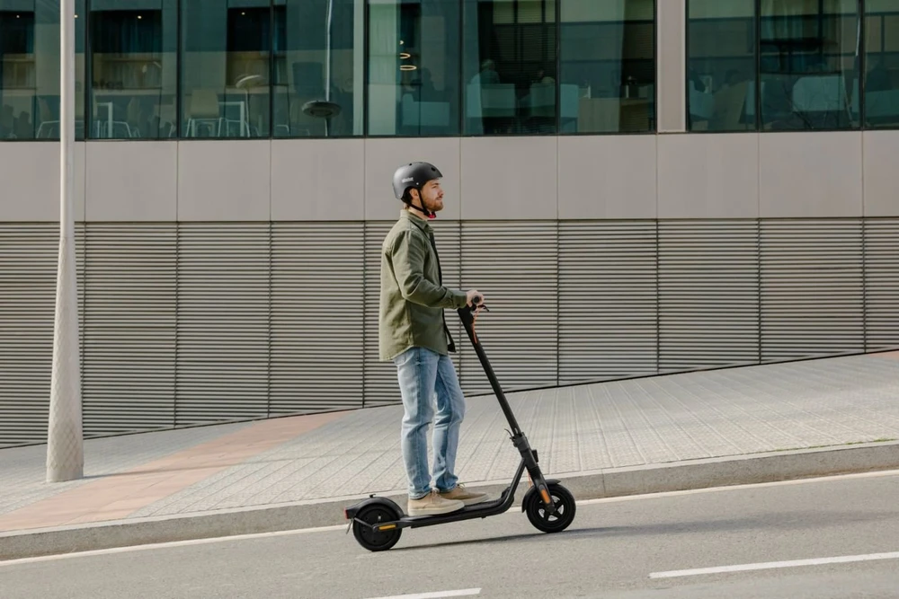 Elektrinis paspirtukas Ninebot by Segway Kickscooter F2 Pro E, Juodas