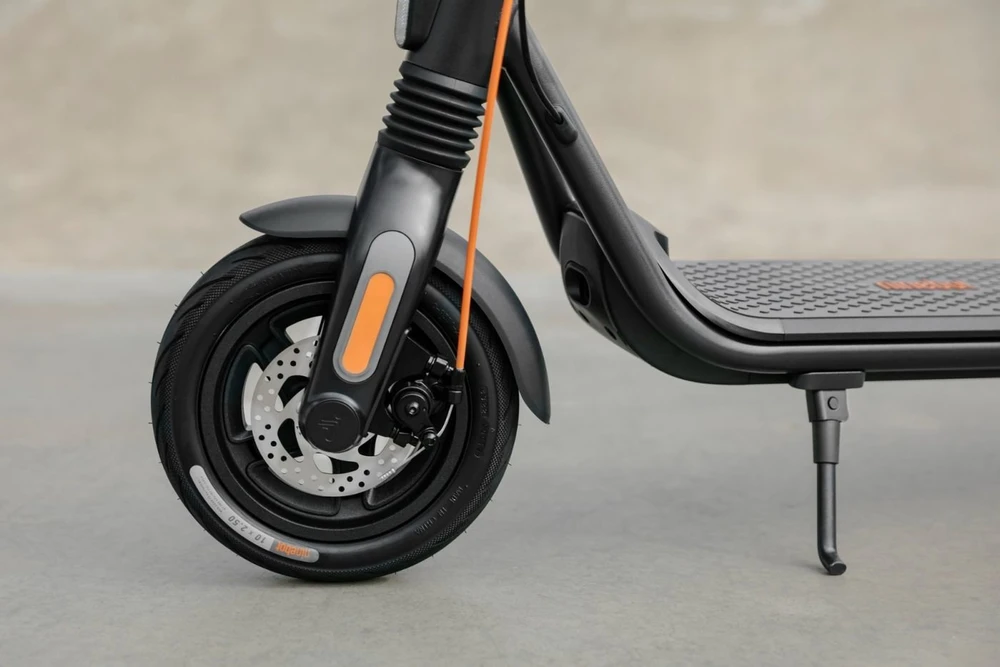 Elektrinis paspirtukas Ninebot by Segway Kickscooter F2 Pro E, Juodas