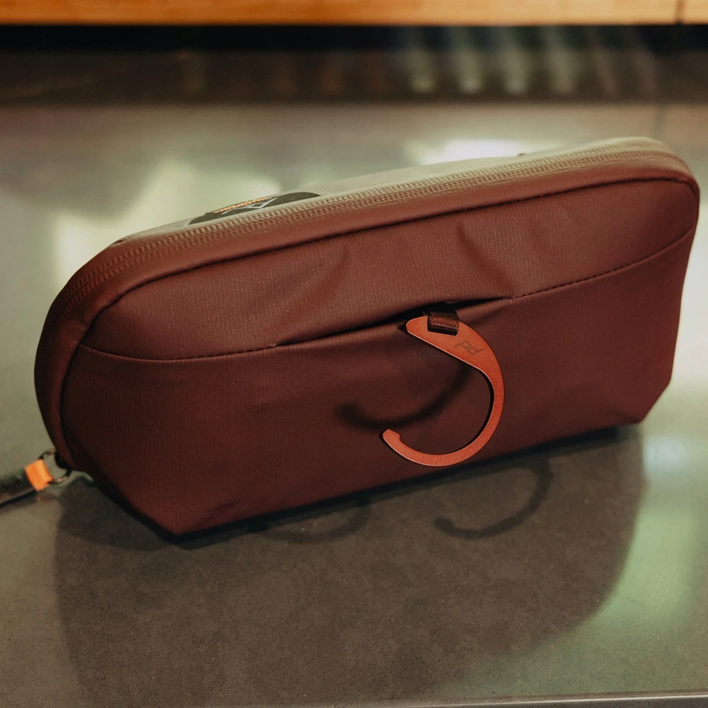 Peak Design Kosmetyczka Travel Line Peak Design Wash Pouch Small Eclipse - violetinė Šis tekstas jau yra lietuvių kalba.