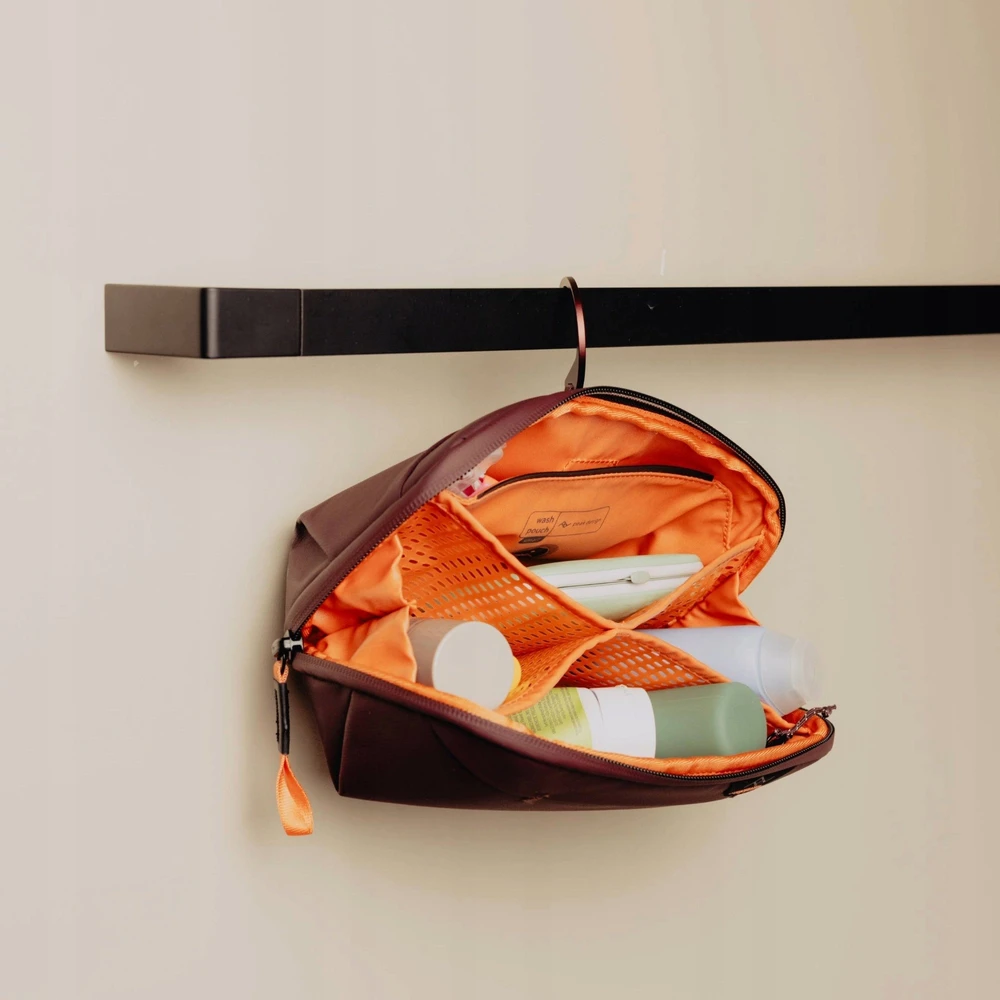 Peak Design Kosmetyczka Travel Line Peak Design Wash Pouch Small Eclipse - violetinė Šis tekstas jau yra lietuvių kalba.