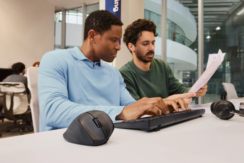 HP 725M superkondensatorinis ergonomiškas pakreipimo belaidis „Bluetooth“ pelė - programuojamas, daugiapaviršinis, daugiaįrenginis, dviejų režimų, itin greitai įkraunamas, pusiau vertikalus pakreipimas, patogus silikoninis - Juodas