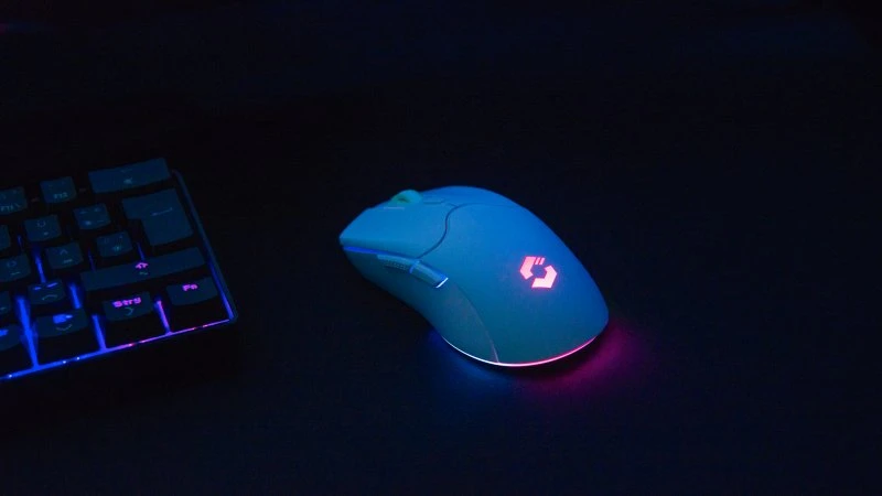 „Speedlink VELOX“ įkraunama RGB belaidė žaidimų pelė, balta