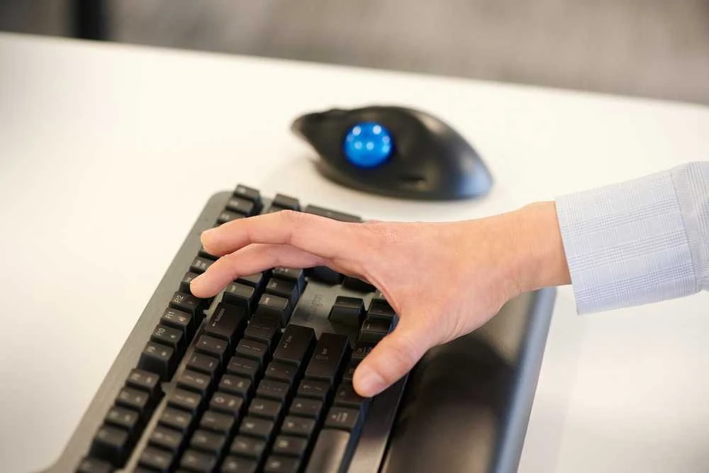 Kensington ProFit Ergo TB450 Trackball Belaidė pelė, RF belaidė + Bluetooth, 1600 DPI, Juodas/Mėlyna