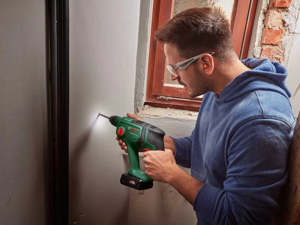 Bosch UniversalHammer 18V be akumuliatoriaus ir kroviklio Akum.perforatorius