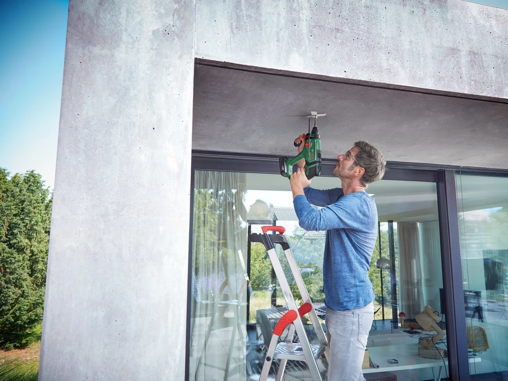 Bosch UniversalHammer 18V be akumuliatoriaus ir kroviklio Akum.perforatorius