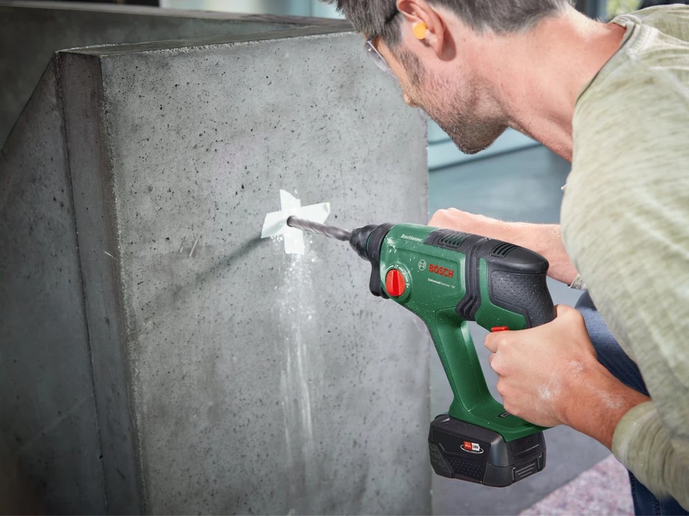 Bosch UniversalHammer 18V be akumuliatoriaus ir kroviklio Akum.perforatorius