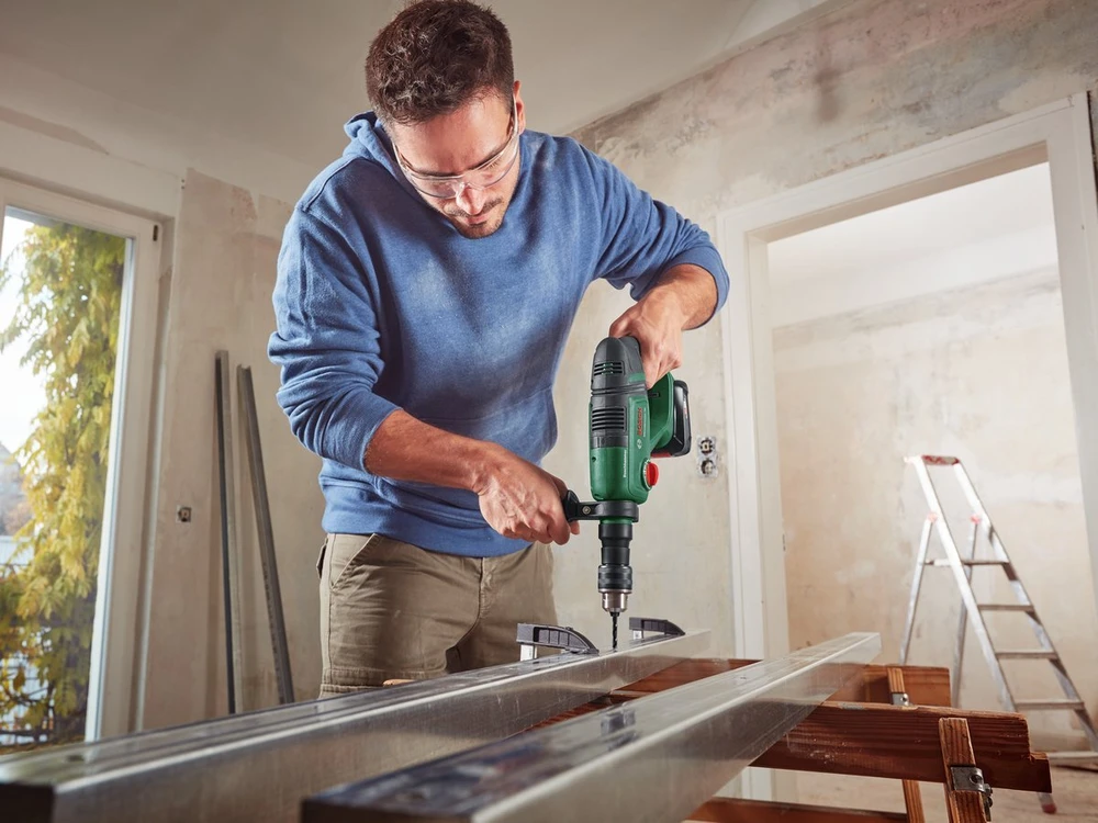 Bosch UniversalHammer 18V be akumuliatoriaus ir kroviklio Akum.perforatorius