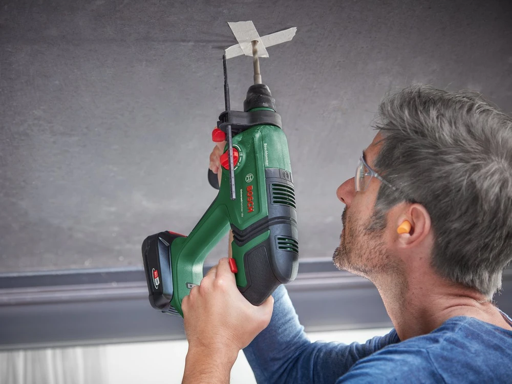 Bosch UniversalHammer 18V be akumuliatoriaus ir kroviklio Akum.perforatorius