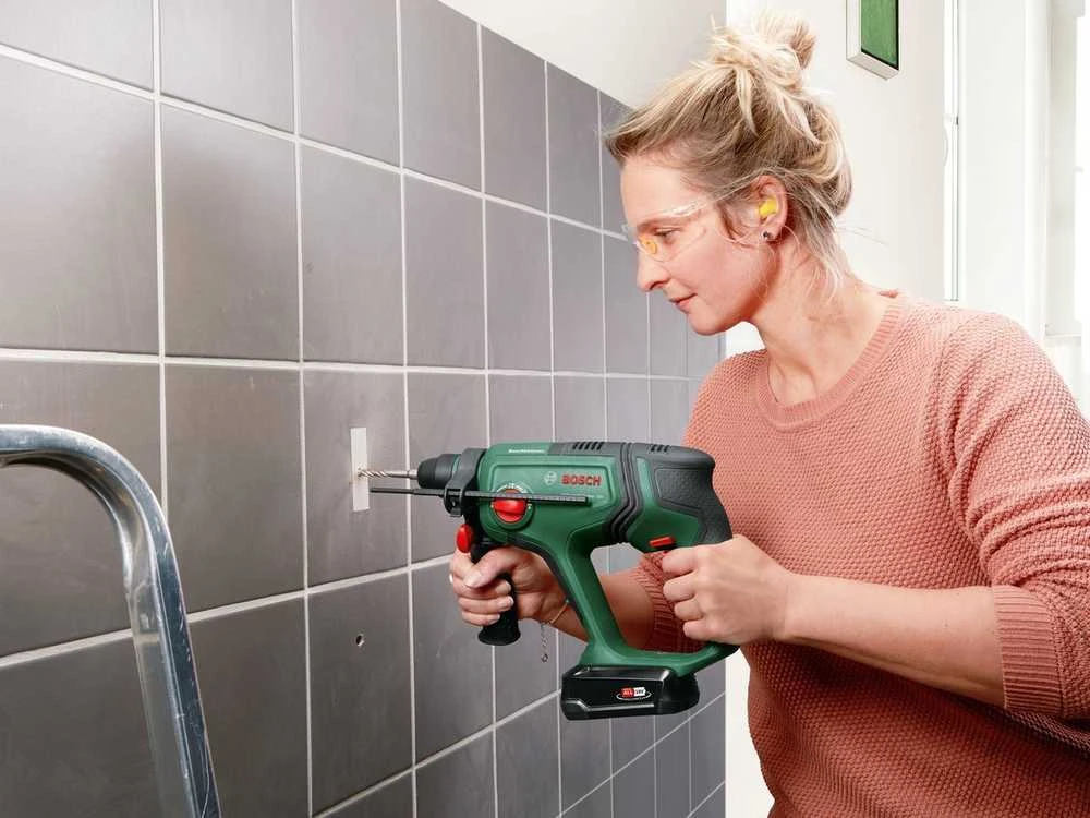 Bosch UniversalHammer 18V be akumuliatoriaus ir kroviklio Akum.perforatorius