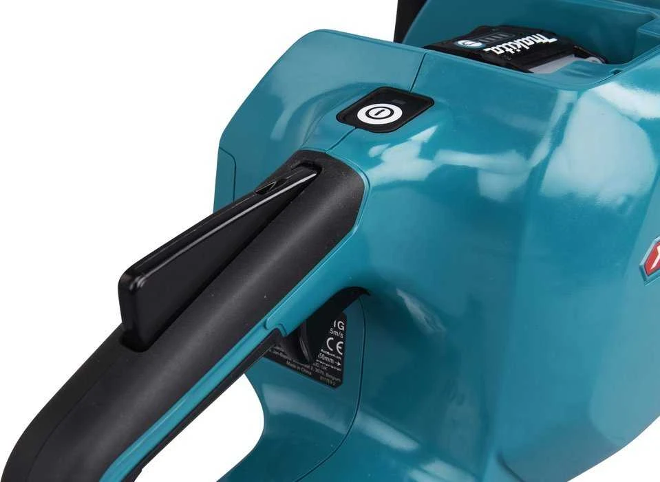 „Makita UC011GT101“ akumuliatorinis grandininis pjūklas, 40 V maks. XGT, BL4050F, DC40RA, BL variklis 350 mm, 25,5 m/s.