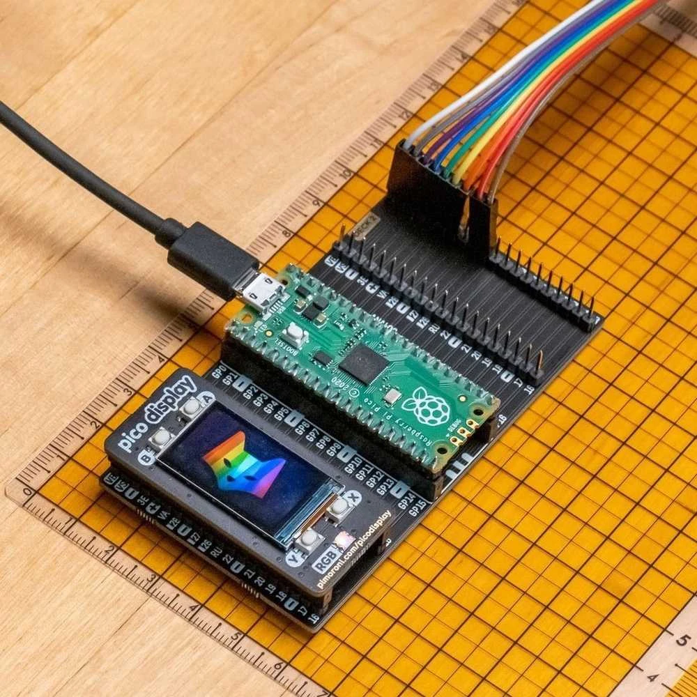 Pimoroni Pico Omnibus su įjungtu ekranu