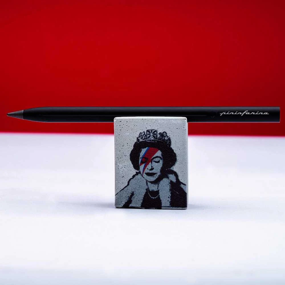 Pininfarina pieštukas ant Banksy stiliaus trintuko