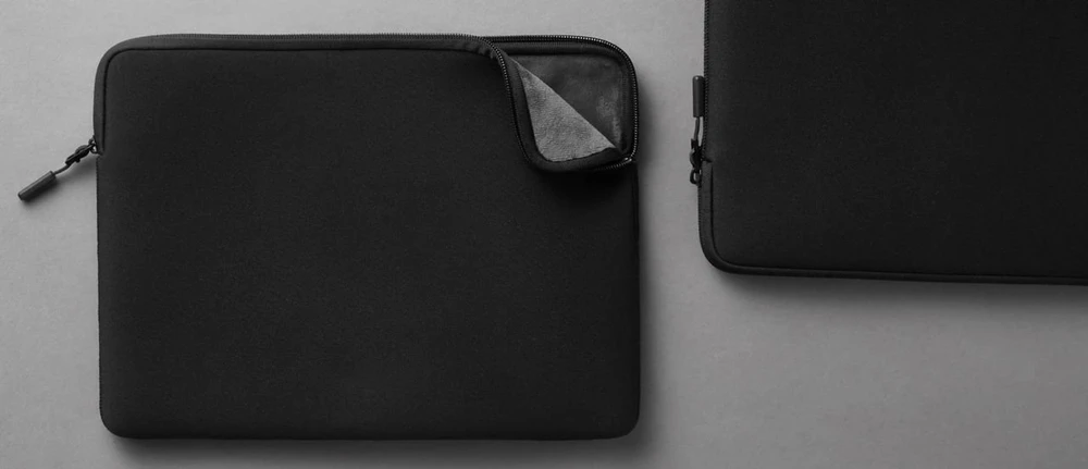 Pipetto Classic Fit dėklas, juodos spalvos – Apple MacBook Air 15