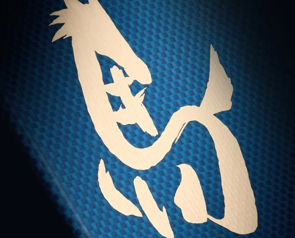 Pitaka Edge dėklas, Ink Horse Cinnabar – iPhone 17 Pro Max