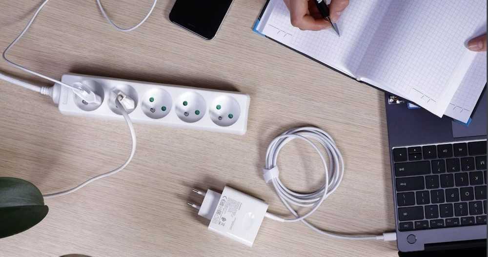 Plastrol Rozgałęźnik dwukrotny, 2x gniazda wtyczkowe su uziemieniem, 1xgniazdo usb a, 1xgniazdo usb c