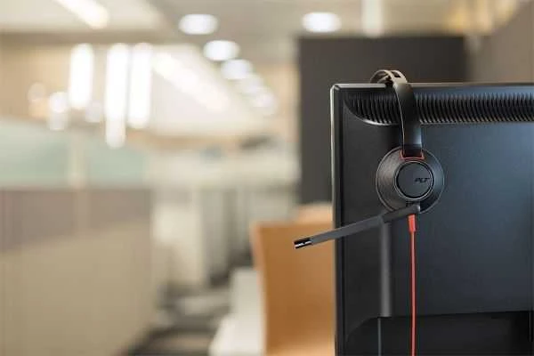 Poly Plantronics ausinės su raudonu laidu ant ekrano