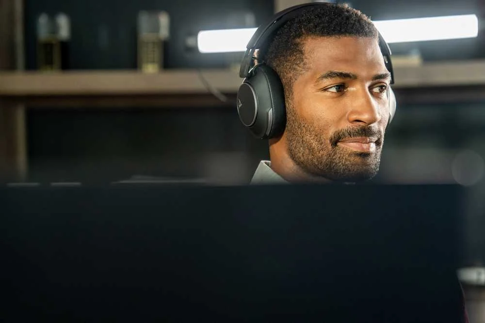 Poly Voyager Surround 80 ausinės dėvėjimo metu