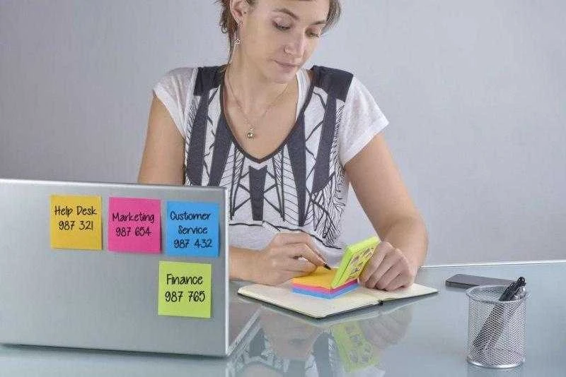 Post-It spalvoti lapeliai užrašams ant kompiuterio