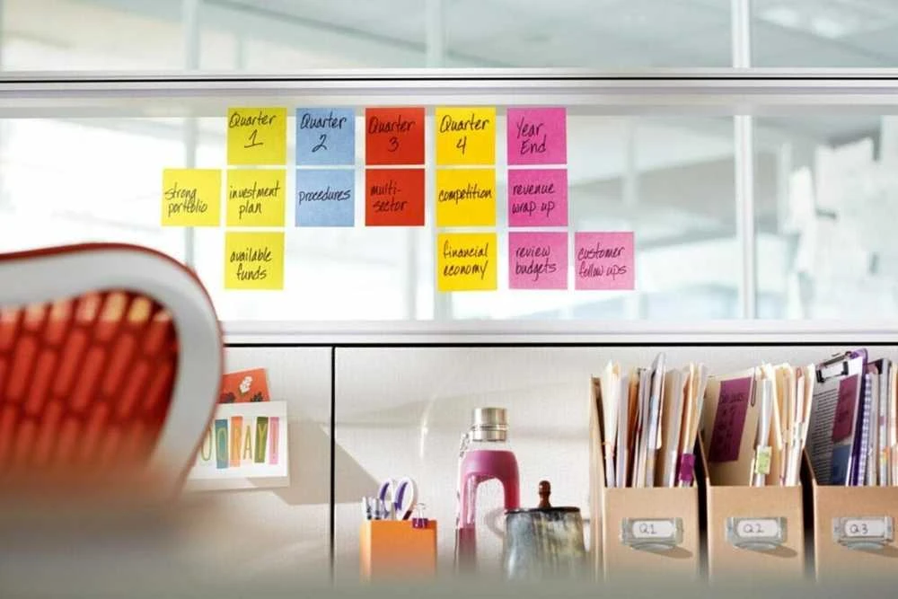 Spalvoti Post-it lapeliai su užrašais darbo vietoje