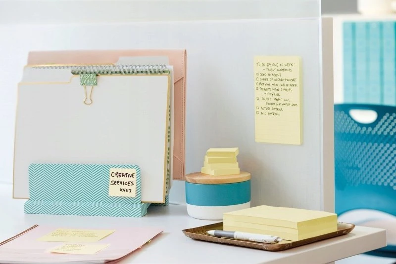 Geltoni Post-It lipnūs lapeliai ant darbo stalo