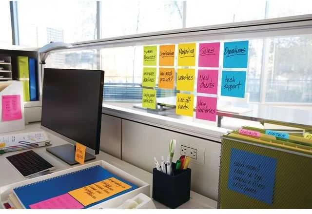 Post-it lapeliai su užrašais biuro pertvaroje