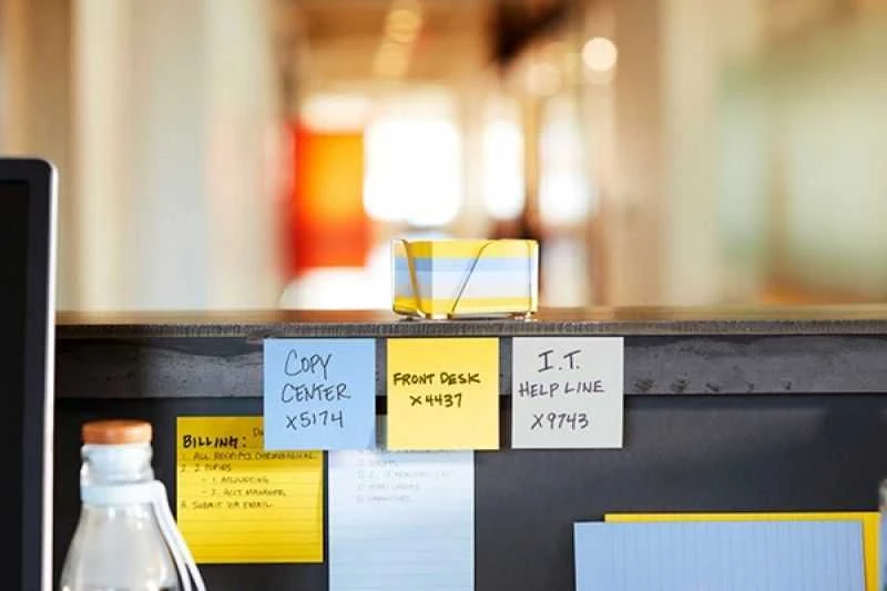 Post-it lipnūs lapeliai su užrašais biure