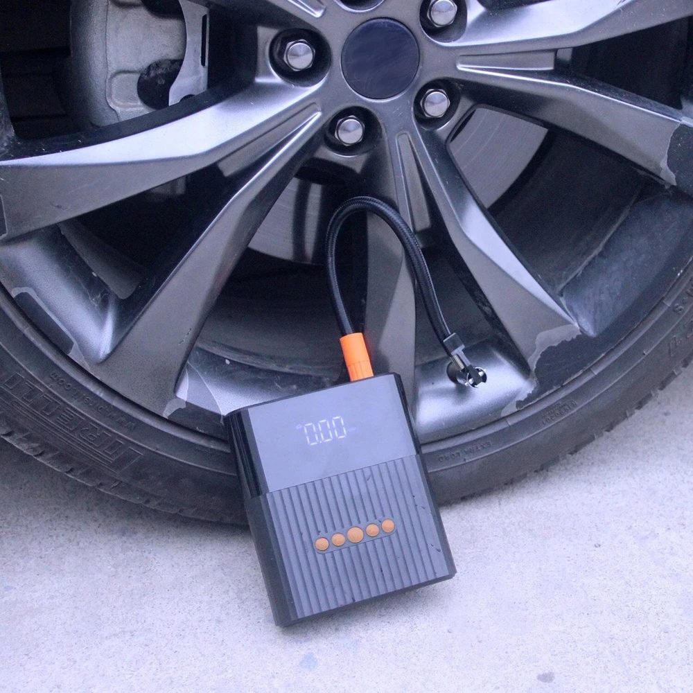 Įkroviklis „4smarts PitStop+“ 8800 mAh su kompresoriumi ir žibintuvėliu, juodos spalvos
