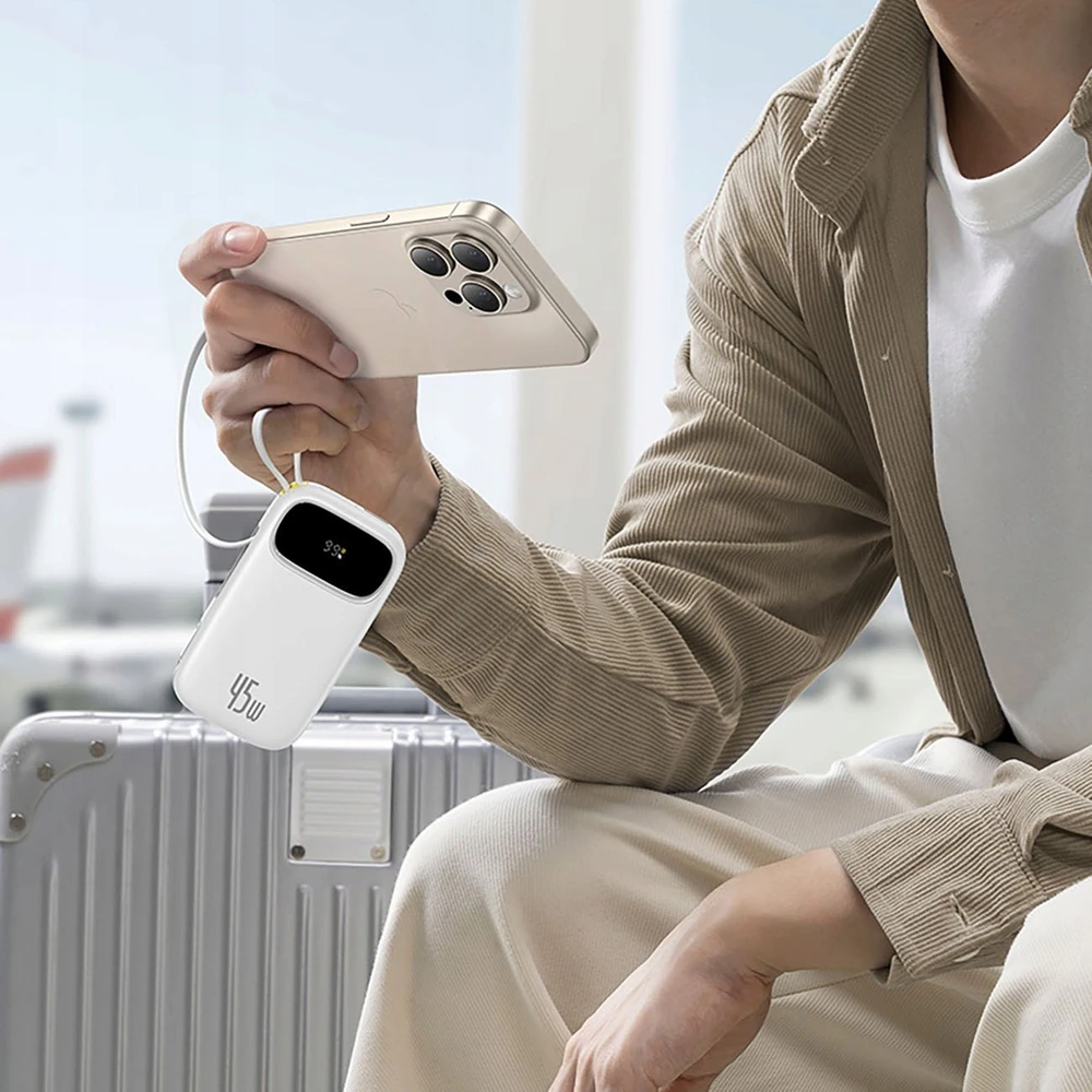 Baseus „EnerFill FC31“ 20000mAh 45W išorinė baterija su skaitmeniniu ekranu ir 2 integruotais laidais (USB-C + „Lightning“) – balta