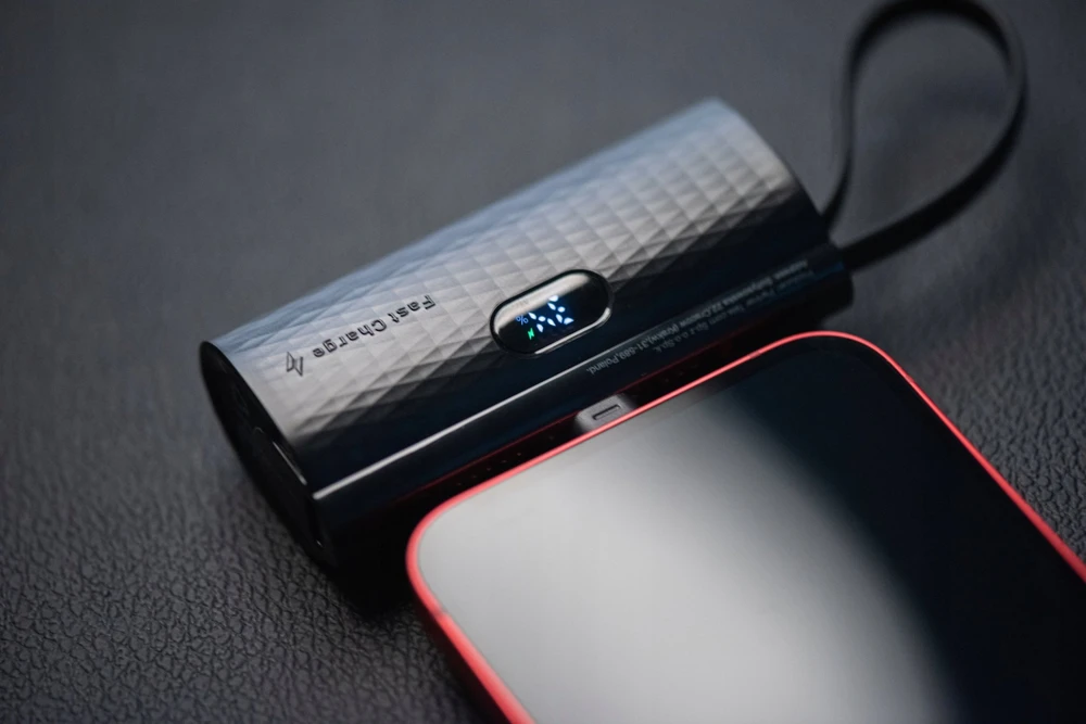 „Forcell F-Energy“ išorinė baterija „F5K3 PD 20W 5000 mAh“ su integruota USB C jungtimi, juoda