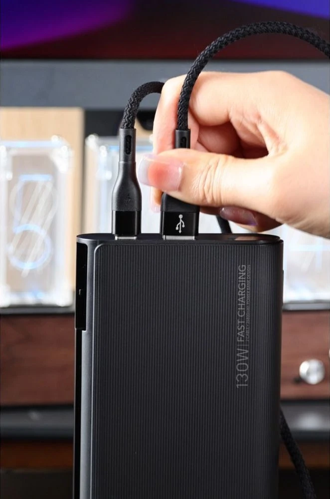 Nešiojamoji baterija Veger TCE130 (W2503) PD 130W 25000 mAh su integruotais C tipo laidais / Lightning juodas