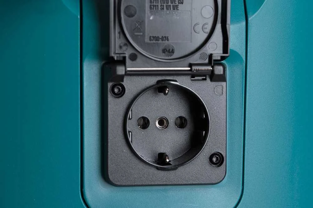 MAKITA Dulkių siurblys VC2512L 1000W 25L, su elektros lizdu, pusiau automatinis filtro valymas