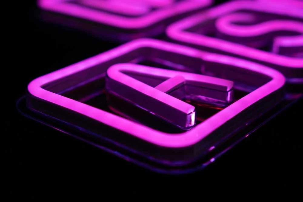 PREYON Neon gamingowy LED ścienny WASD Violetinė Eye Bait (PBEB28WD)