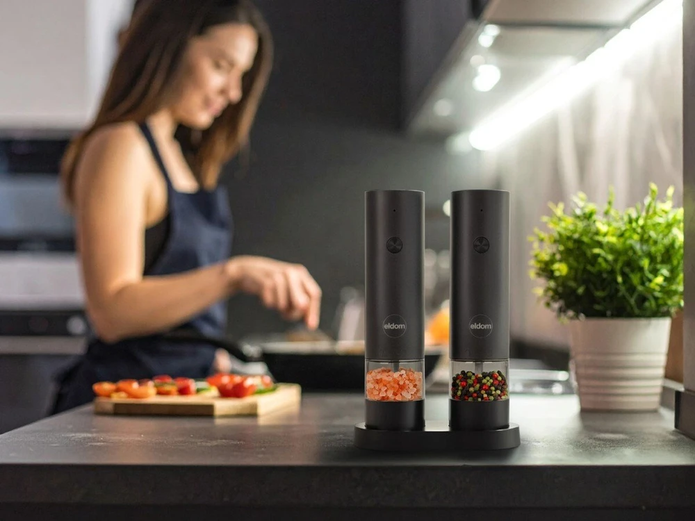 ELDOM ZMP5 BATTERY-POWERED PEPPER AND SALT GRINDER SET WITH STAND, Juodas