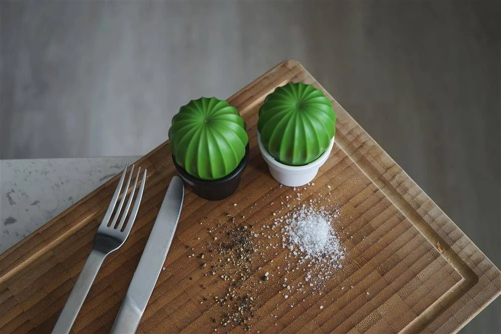 Prieskonių malūnėlis Qualy Młynek do soli lub pieprzu Tasty Cactus juoda-žalia 10252-BK-GN