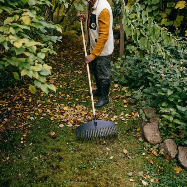 Fiskars Grabie Plastikinis lapų grėblys su medine rankena, plotis 520 mm, ilgis 1630 mm