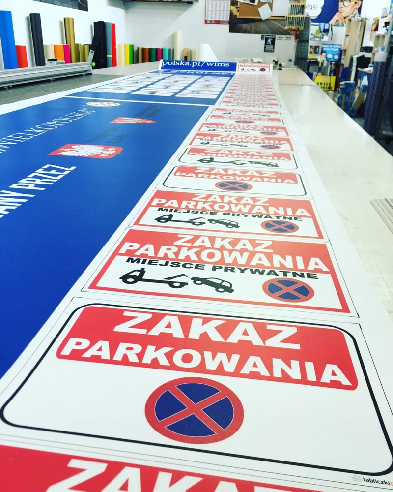 Draudžiamo parkavimo ženklų lipdukai gamybos procese