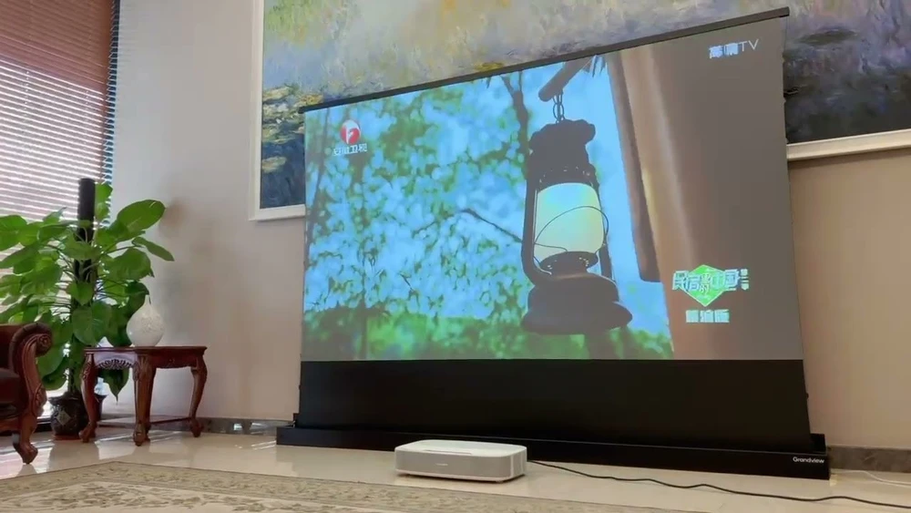 Grandview „Fantasy ALR“ Elektrinis pakeliamas ekranas su grindimis, 120 colių matymo zona