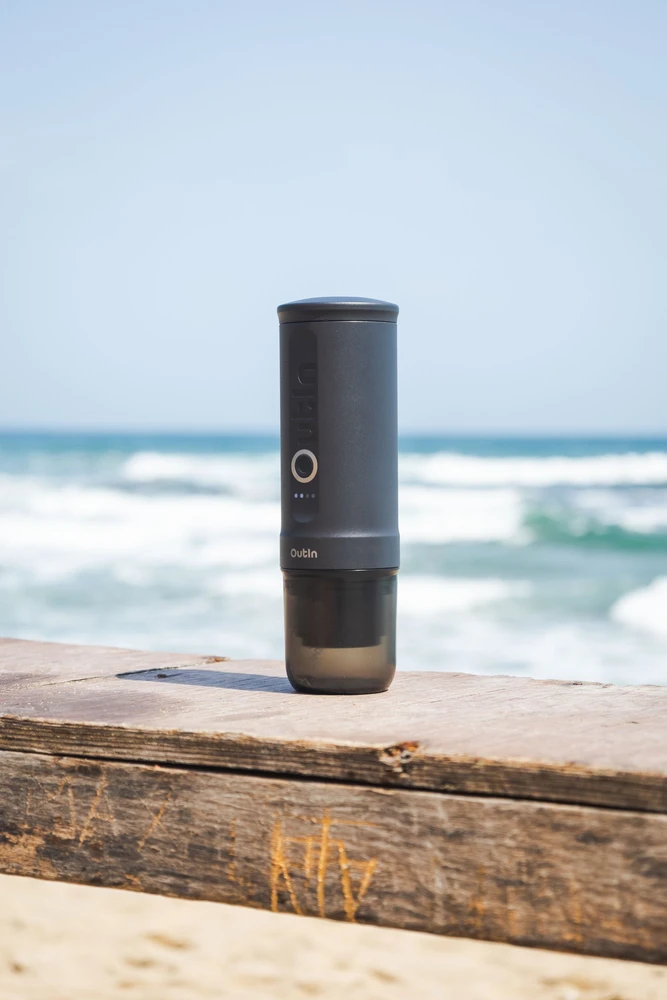 Outin Nano 7500 mAh nešiojamasis kavos virimo aparato rinkinys (pilkas) + apsauginis dėklas