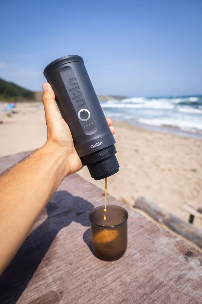 Outin Nano 7500 mAh nešiojamasis kavos virimo aparato rinkinys (pilkas) + apsauginis dėklas