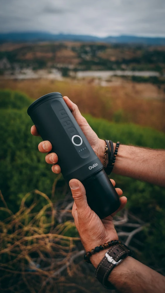 Outin Nano 7500 mAh nešiojamasis kavos virimo aparato rinkinys (pilkas) + apsauginis dėklas