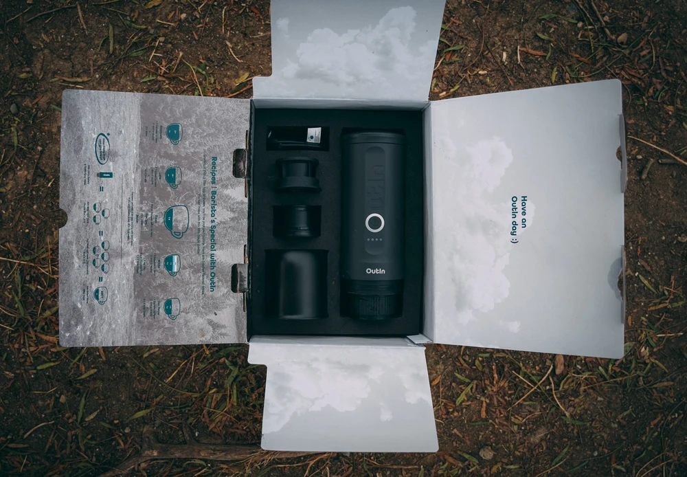 Outin Nano 7500 mAh nešiojamasis kavos virimo aparato rinkinys (pilkas) + apsauginis dėklas