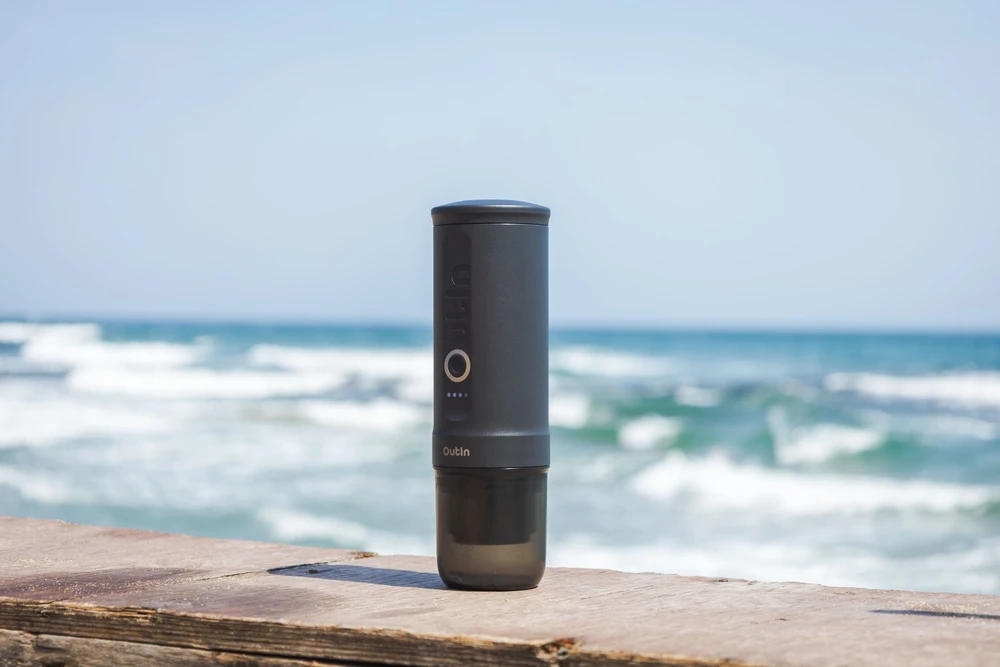Outin Nano 7500 mAh nešiojamasis kavos virimo aparato rinkinys (pilkas) + apsauginis dėklas