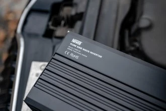 Objektyvas Newell įtampos keitiklis su gryna sinusine banga - 12 V / 230 V, 2000 W