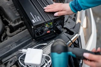 Objektyvas Newell įtampos keitiklis su gryna sinusine banga - 12 V / 230 V, 2000 W