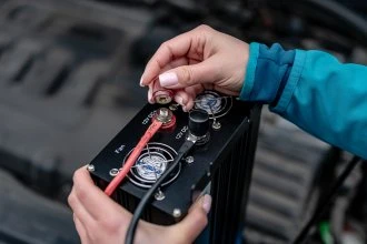 Objektyvas Newell įtampos keitiklis su gryna sinusine banga - 12 V / 230 V, 2000 W