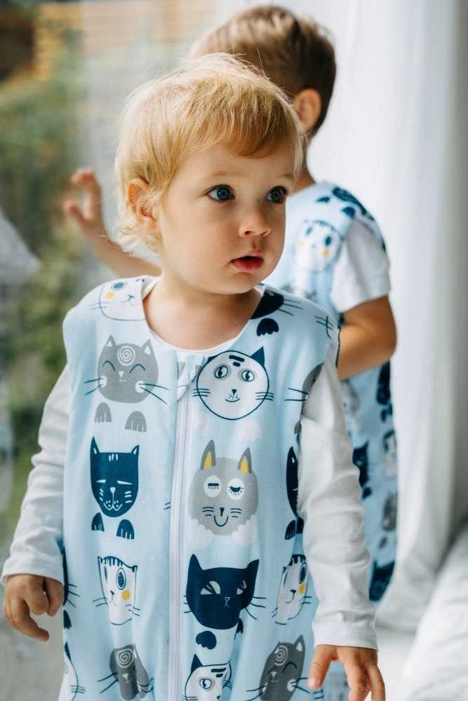 PULP BAMBOO Baby miegmaišis su 2 TOG kojinėmis - Mėlyna Cats - nuo 0,6 m iki 2,5 m